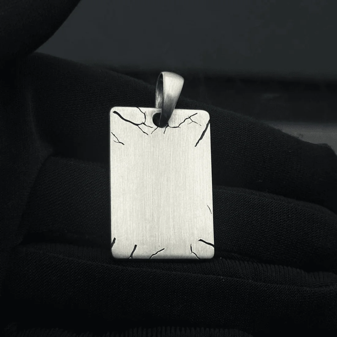 Розмір срібного жетона 30×20 мм у руці — прикраса з індивідуальним змістом