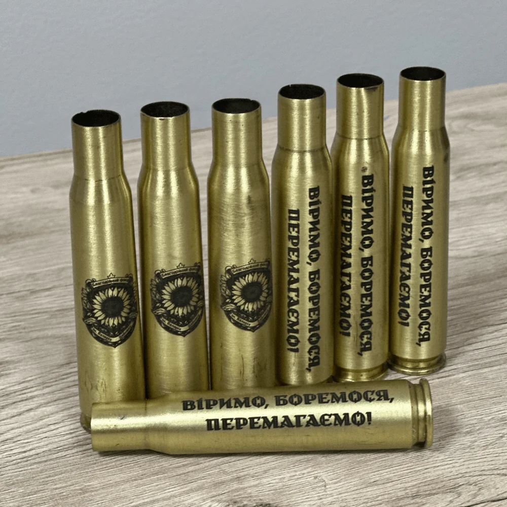 Патріотичне гравіювання на гільзах 5.56 NATO: Віримо, Боремося, Перемагаємо.