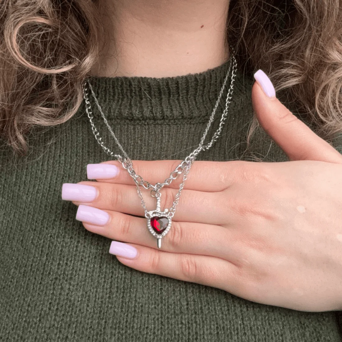 Подвійне намисто-чокер Серце та Кинджал на дівчині, стиль Sweet Cool.