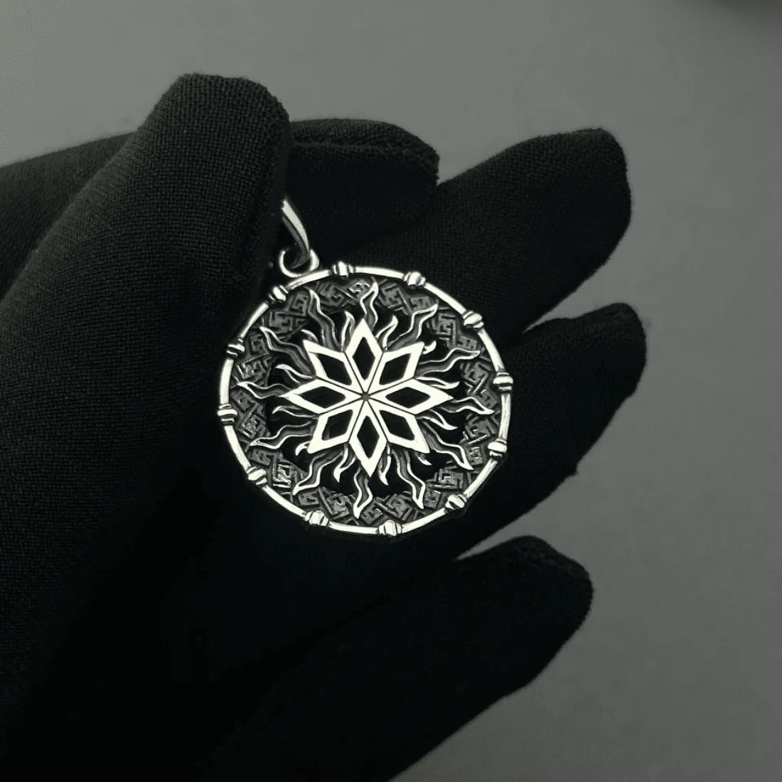 Підвіска Алатир у сонці зі срібла 925 проби, вигляд у руці