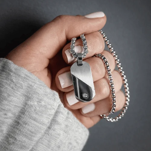 Сталева підвіска-трансформер HEART-TAG, що розкладається з прямокутного жетона у форму серця.