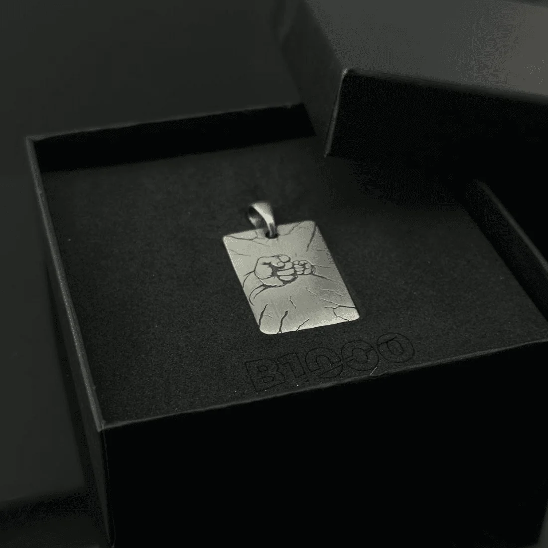 Товщина срібного жетона 1,5 мм — міцна основа для гравіювання