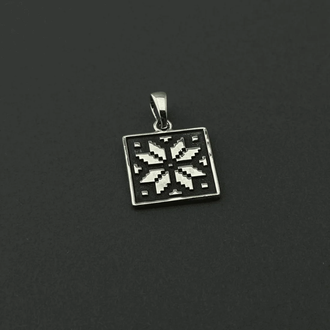 Срібний кулон Коло Алатир з чорнінням, вигляд під кутом