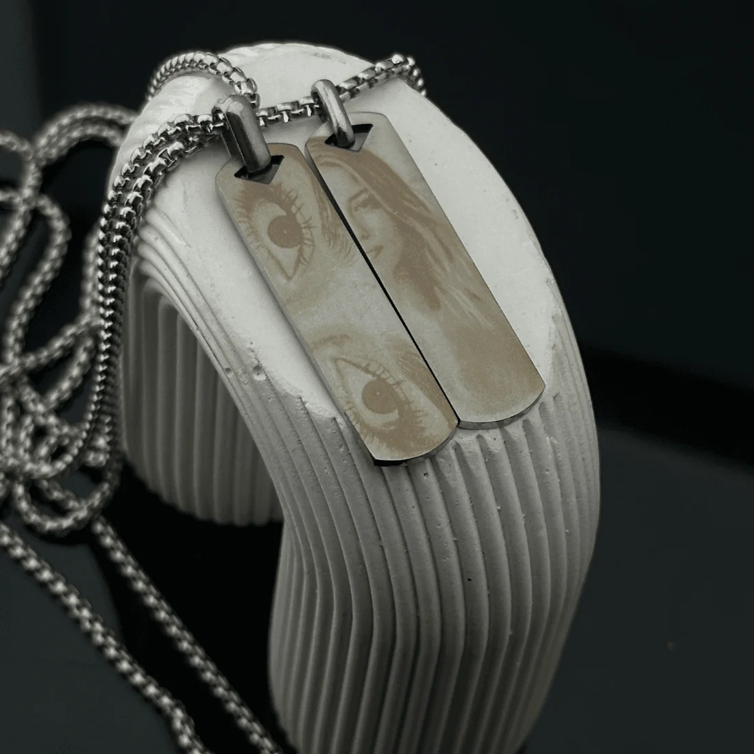 Два сталеві кулони з гравіюванням очей закоханих