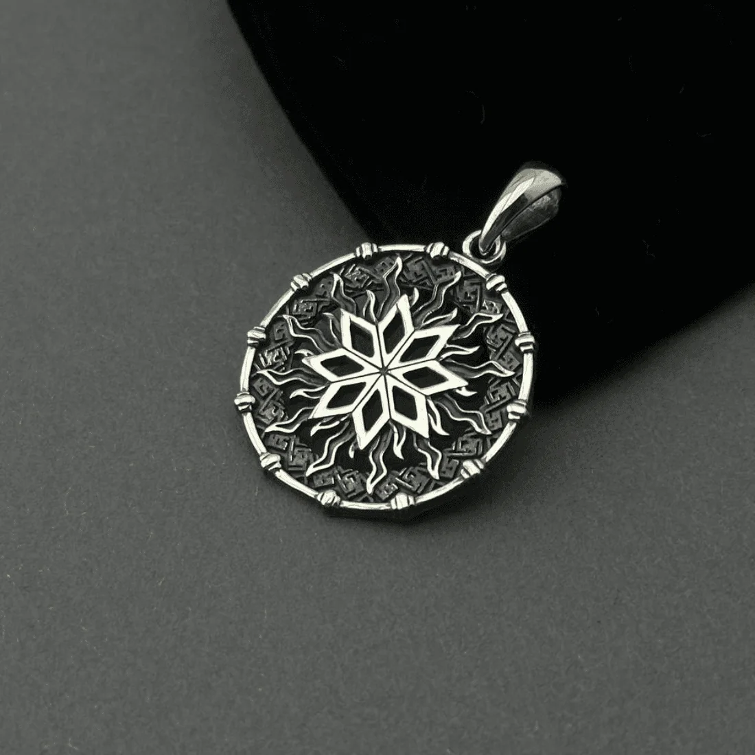 Срібний кулон Алатир у сонці з чорнінням, деталізація символу