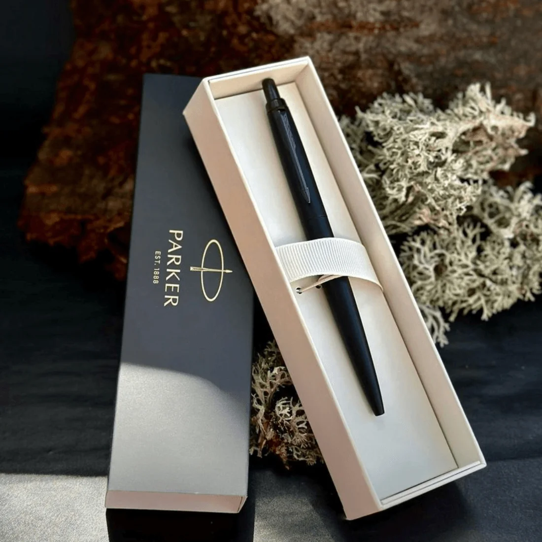 Parker Jotter XL Monochrome Black на фоні з деревиною у коробці