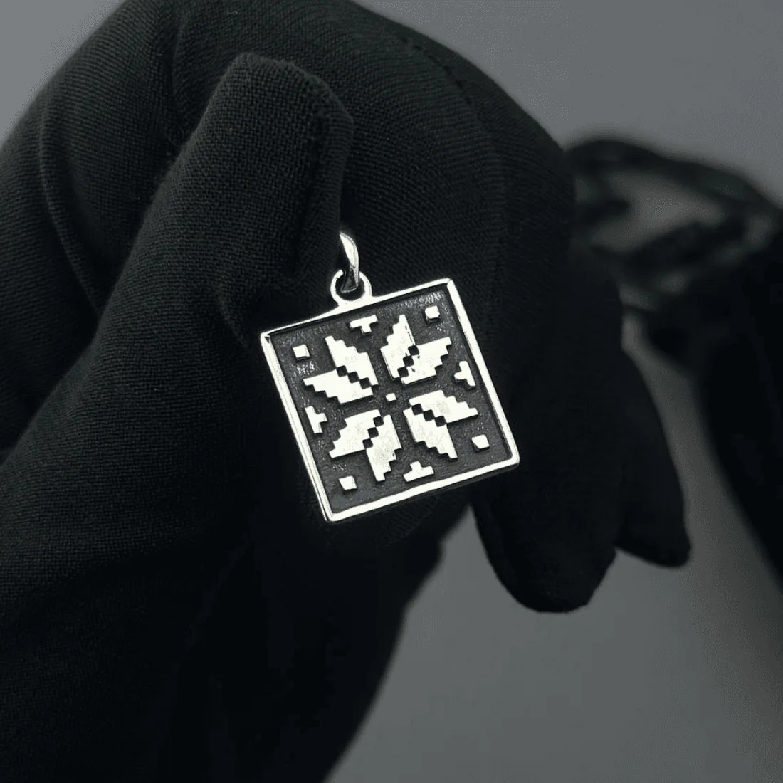 Срібна підвіска Коло Алатир у руці, розмір 16,5×16,5 мм