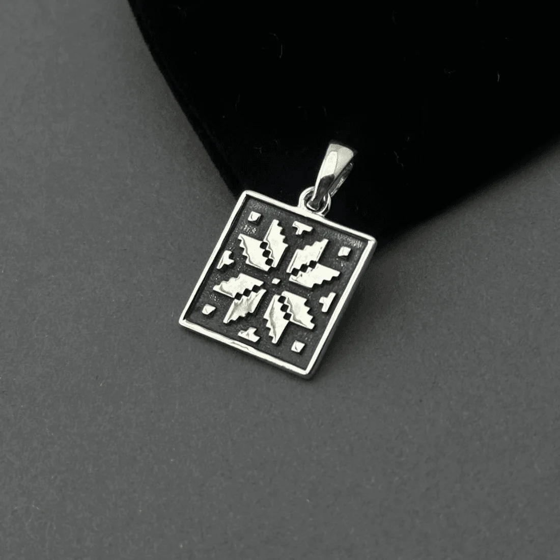 Срібна підвіска Коло Алатир — восьмикутна зірка зі срібла 925 з чорнінням