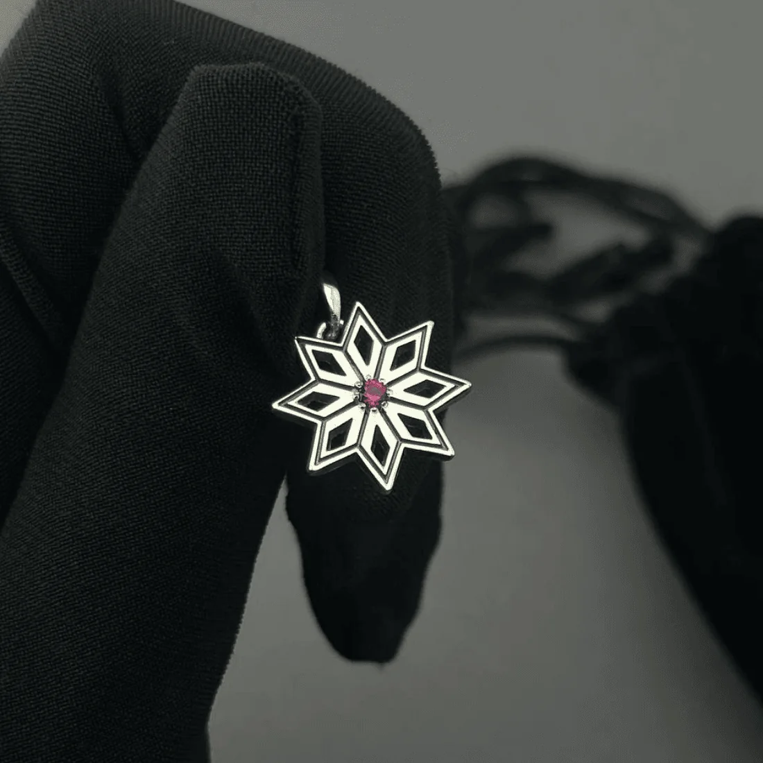 Срібна підвіска Коло Алатир — восьмикутна зірка зі срібла 925, вигляд у руці