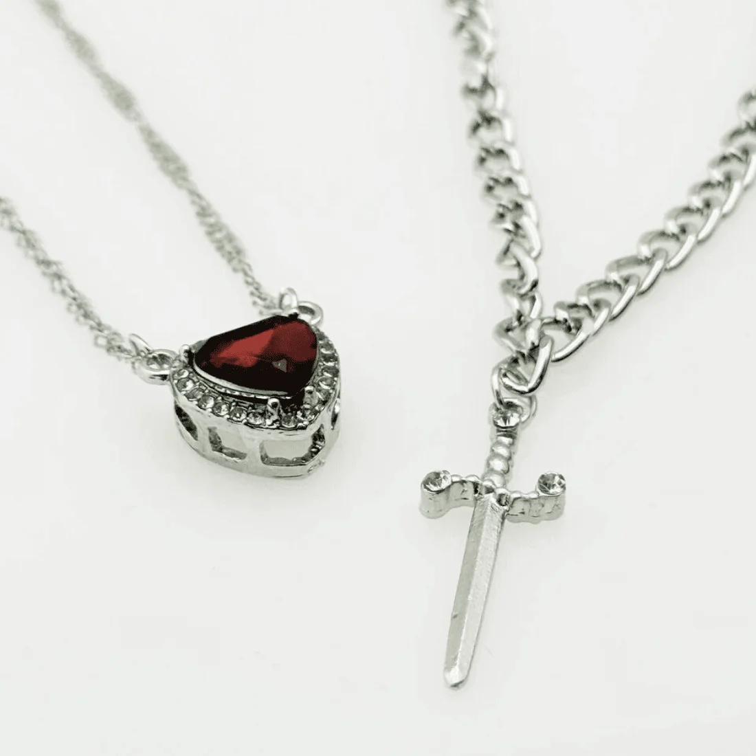 Парні підвіски кинджал та серце, ювелірний метал.