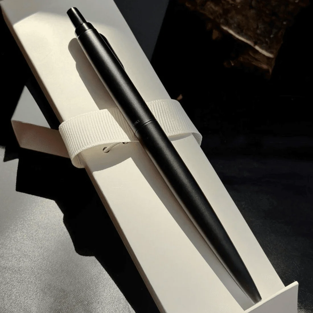 Parker Jotter XL Black у відкритій коробці на світлому фоні