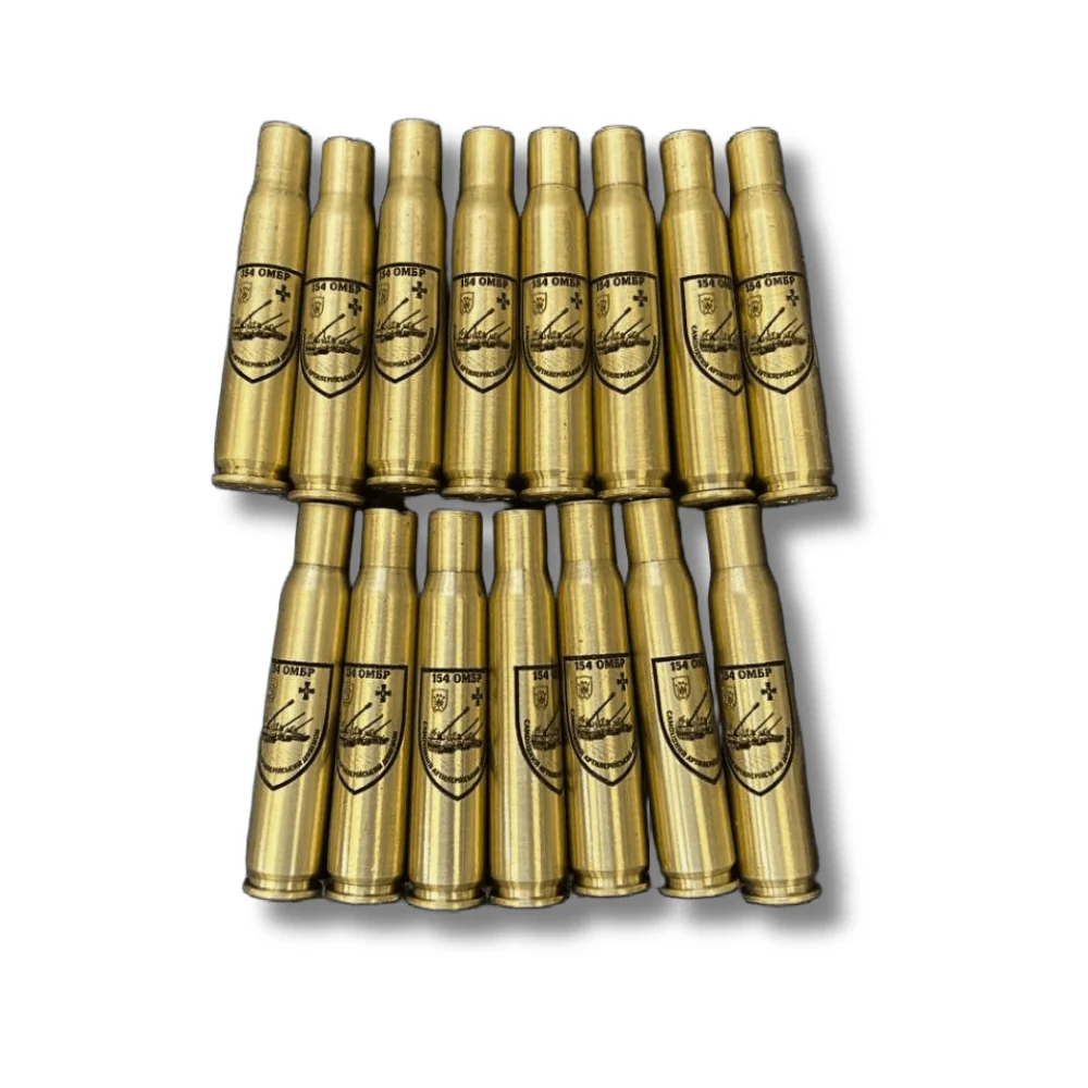 Гравіювання емблеми 154 ОМБр на гільзах від карабіна AR-15 та малокаліберна гільза мілкашка.
