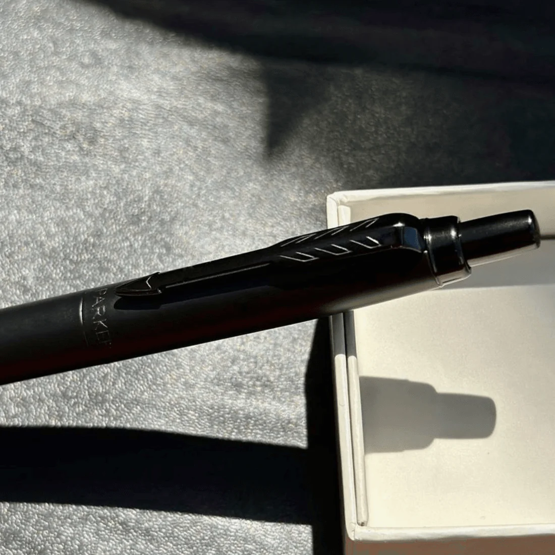 Кулькова ручка Parker Jotter XL Black крупним планом