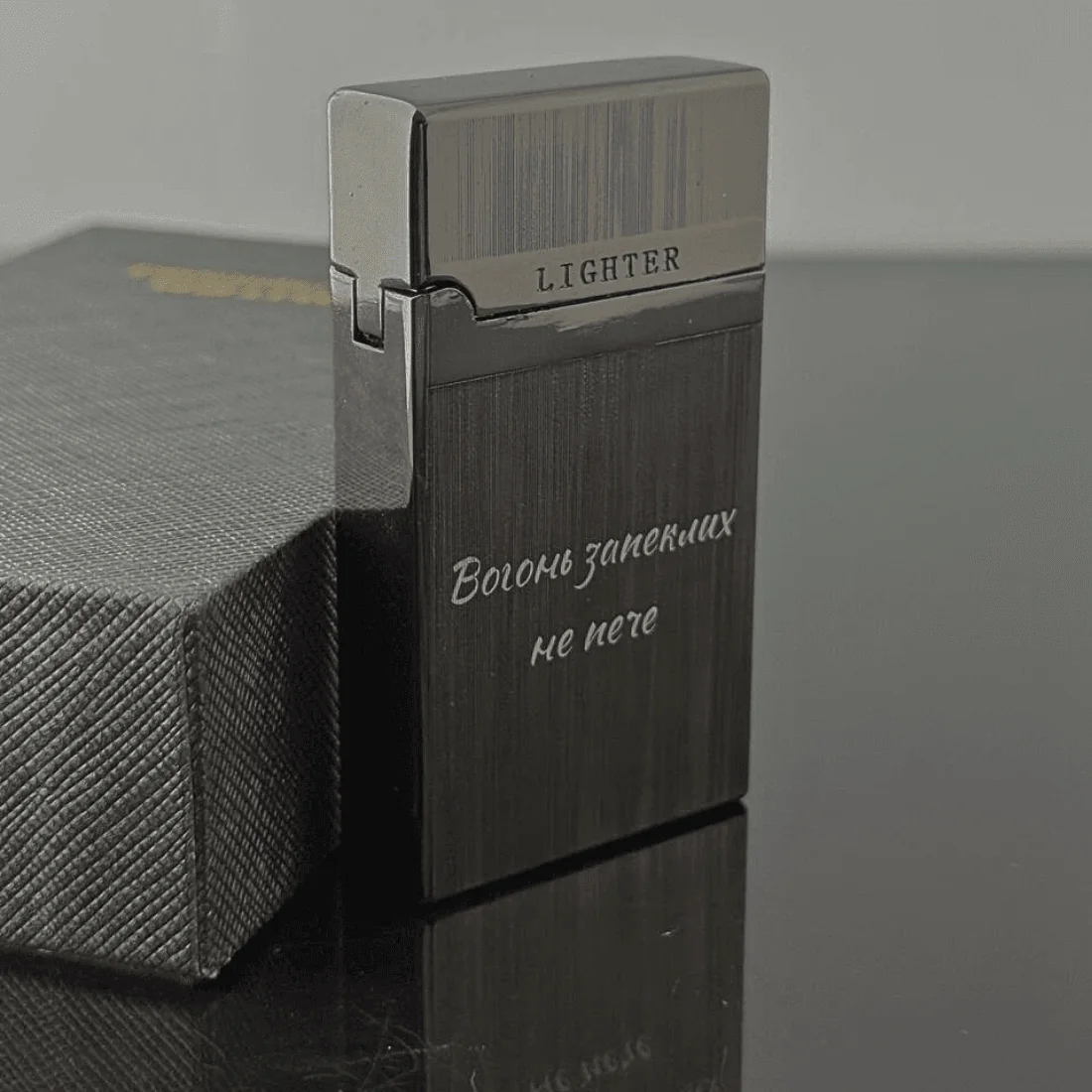 Приклад гравіювання напису на запальничці