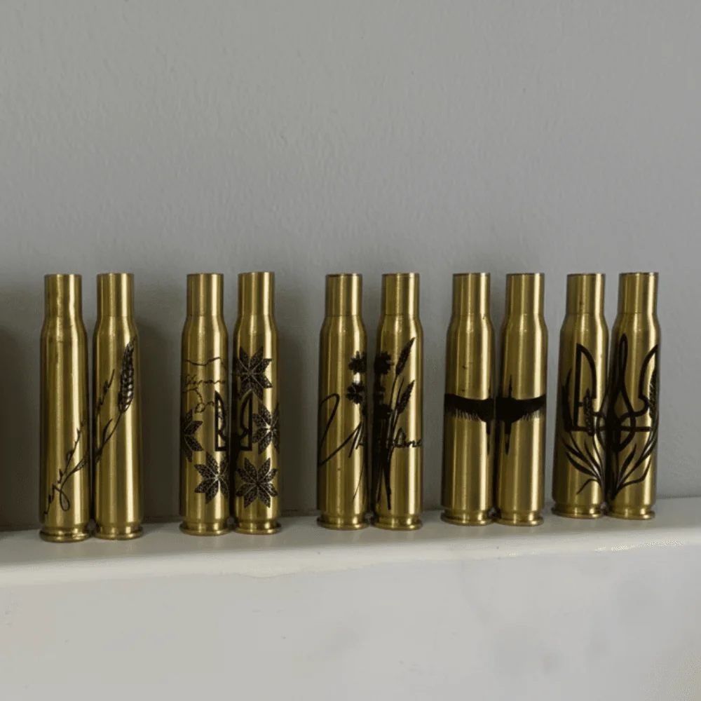 Гравіювання на гільзах мілкашках з патріотичними написами.