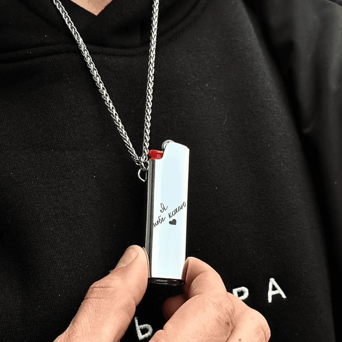 Металева срібна запальничка на шию у футлярі-кулоні на масивному ланцюжку.