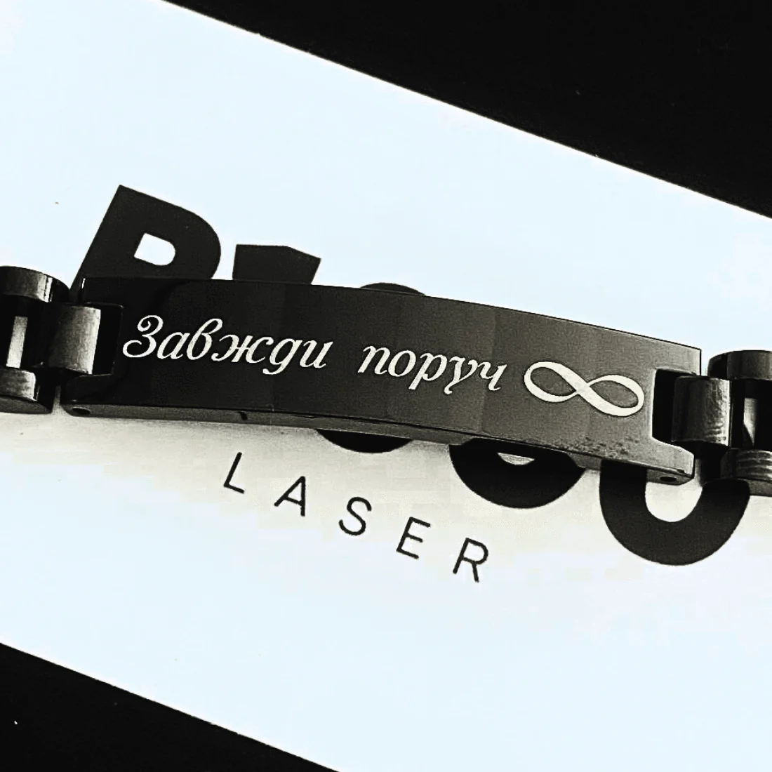 Крупним планом гравіювання на внутрішній частині браслета SteelFusion Black