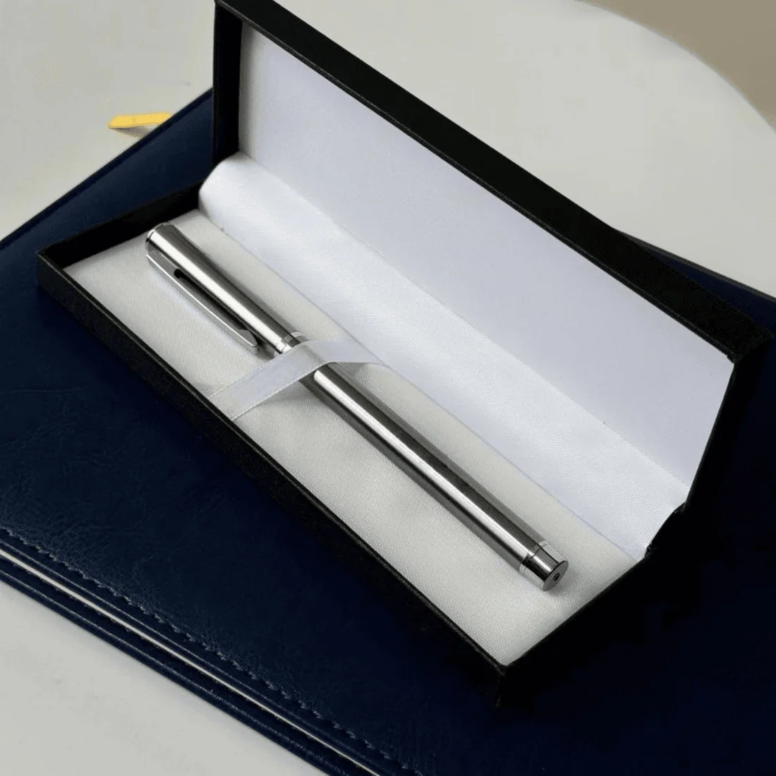 Металева срібна ручка Silver у подарунковому футлярі з гравіюванням