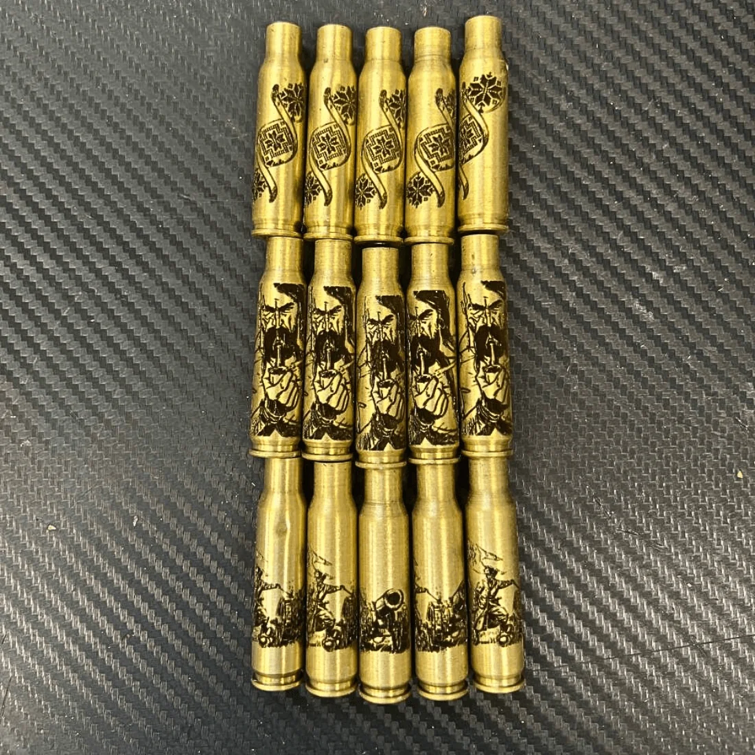 Маленькі гільзи з лазерним гравіюванням написів