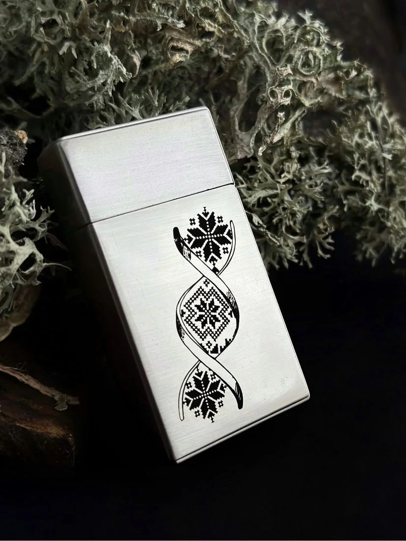 Срібна вітрозахисна запальничка з лазерним гравіюванням на корпусі