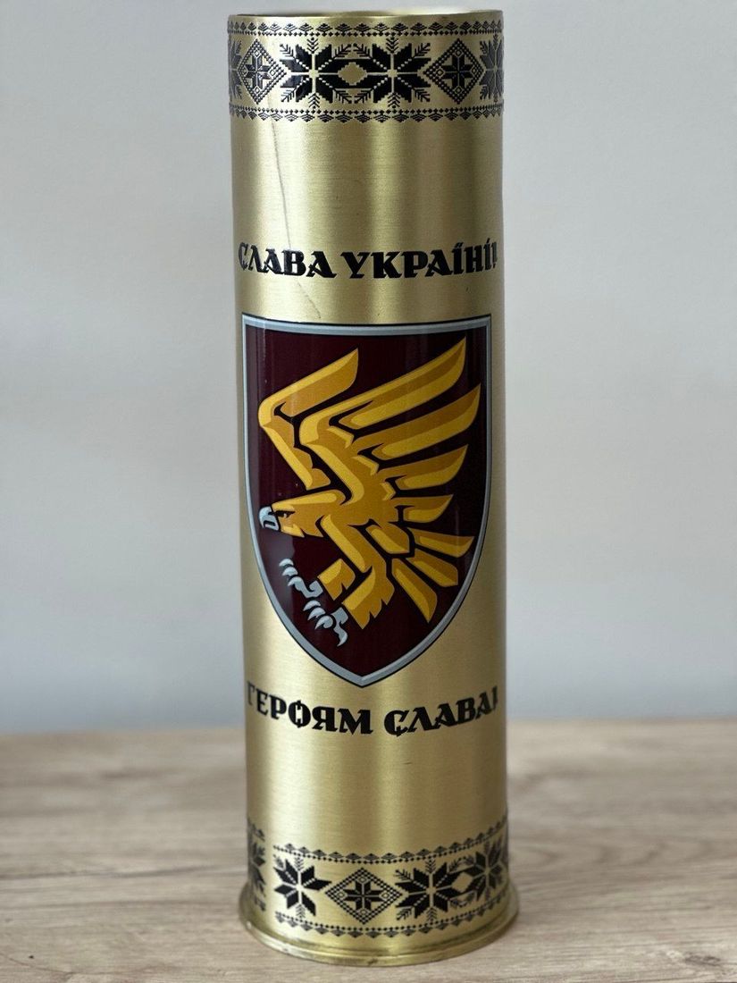 Сувенірна гільза з гравіюванням герба та написами “Слава Україні” — пам’ятний подарунок для військового чи волонтера