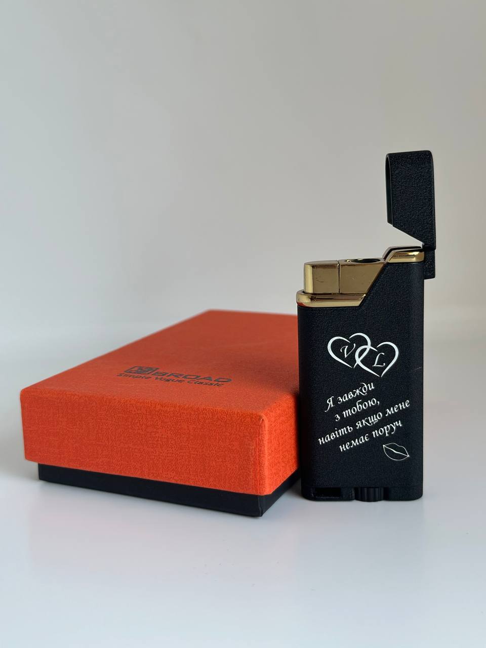 Газова вітрозахисна запальничка BROAD matte black у подарунковій коробці з гравіюванням