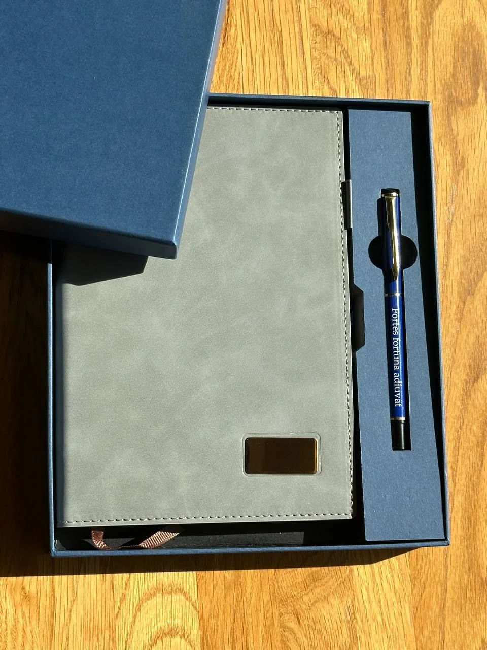 Синя металева ручка з гравіюванням та блокнот для записів в подарунковій упаковці