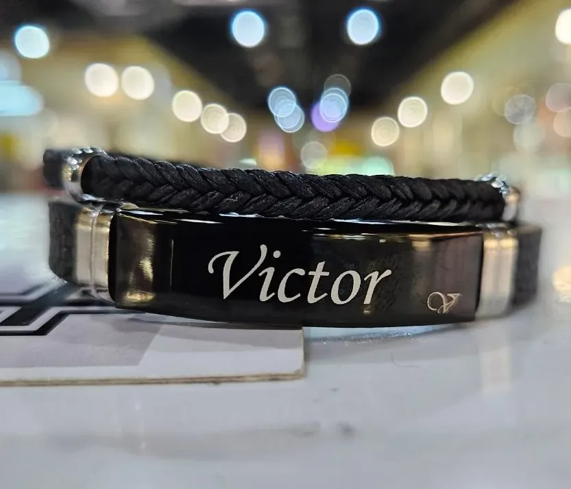 Браслет з металевою пластиною та гравіюванням імені «Victor»