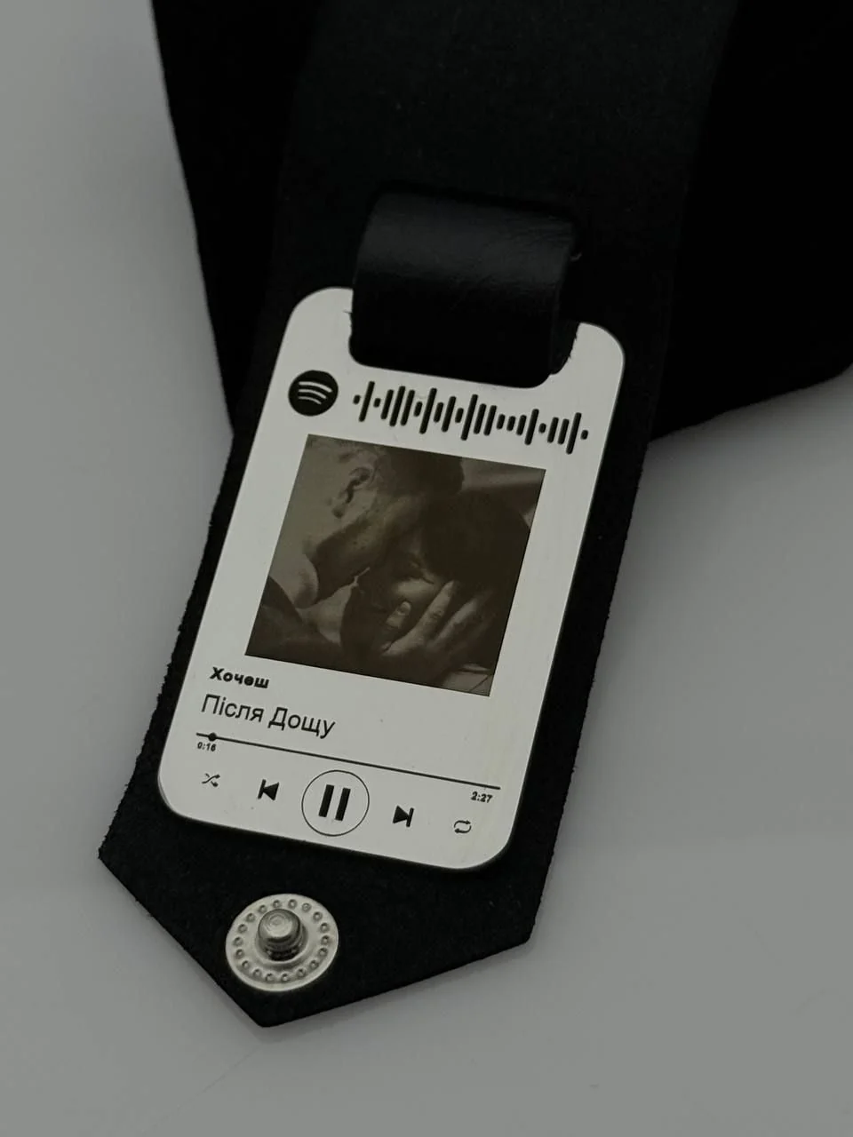 Брелок з металевою пластиною для гравіювання у шкіряному чохлі власного виробництва