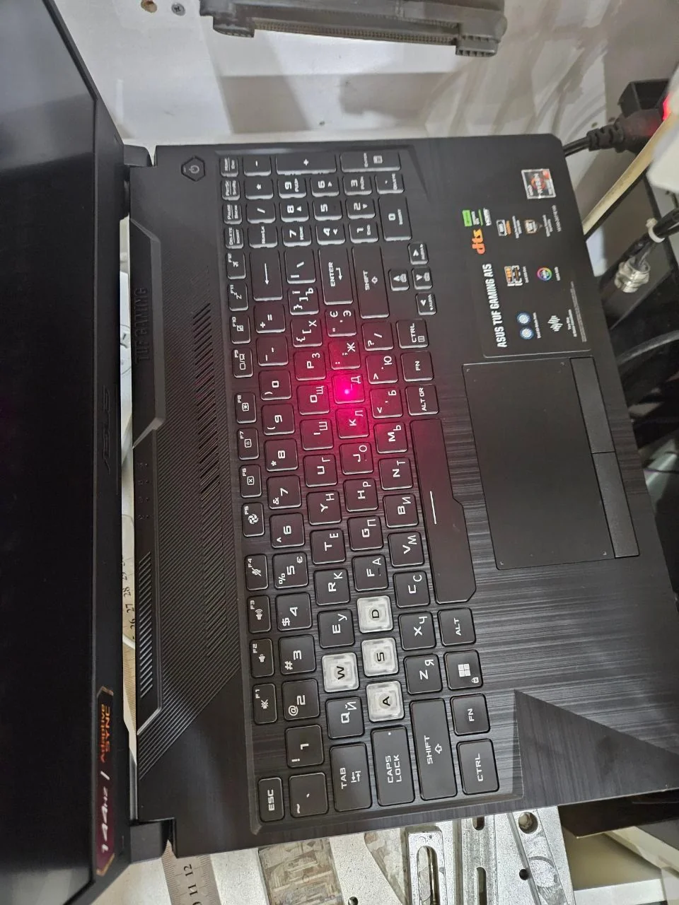 Процес лазерного гравіювання української розкладки на ігровому ноутбуці.