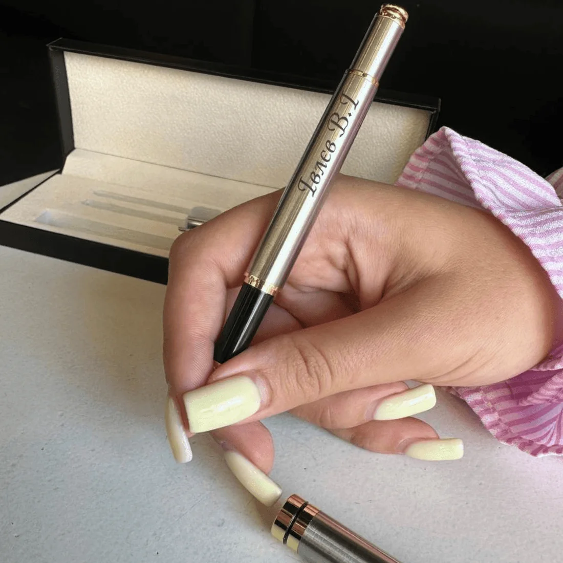 Металева ручка з гравіюванням у подарунковому футлярі