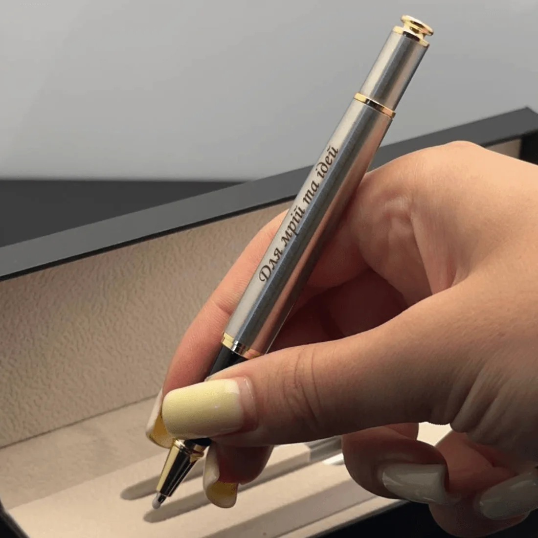 Металева ручка з іменним гравіюванням у подарунковому футлярі