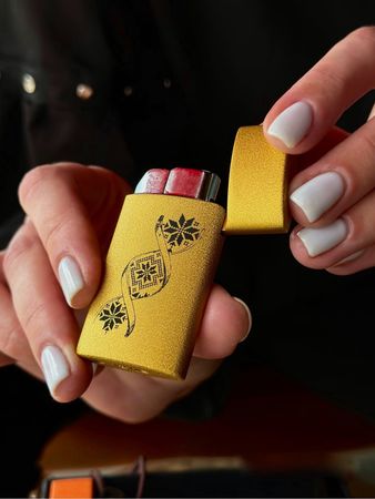 Запальничка Broad Lighter Gold "Вишиванка" - зображення 1