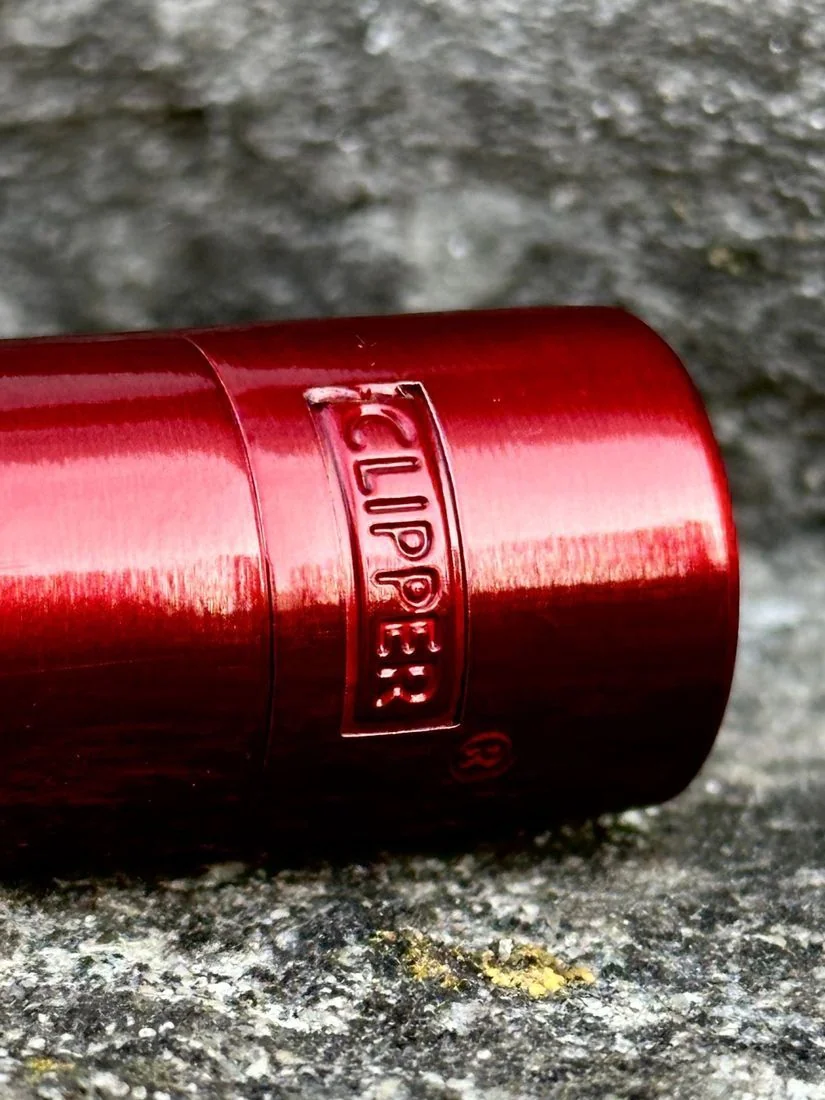 Запальничка Clipper Metall Red Devil з гравіюванням логотипу на корпусі