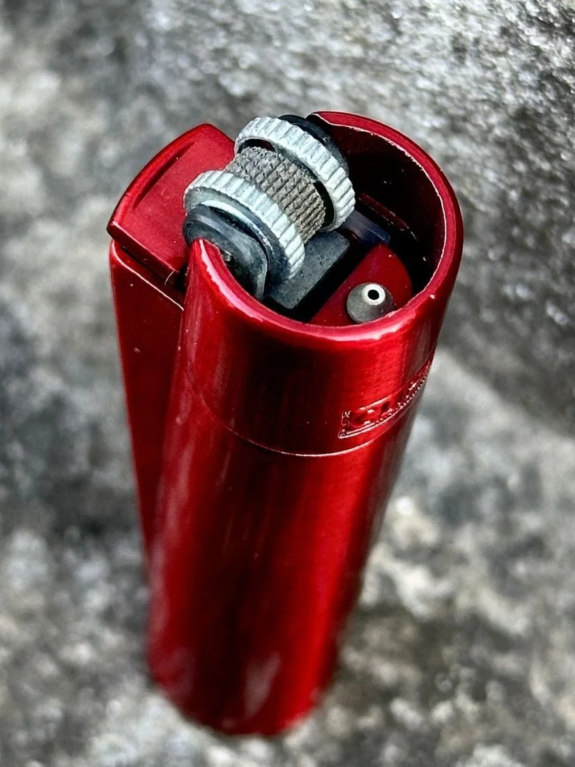 Відкрита металева запальничка Clipper Metall Red Devil на природі