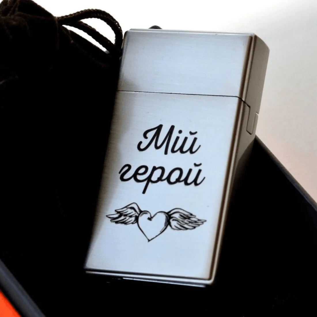 Срібна запальничка з гравіюванням «Мій герой»