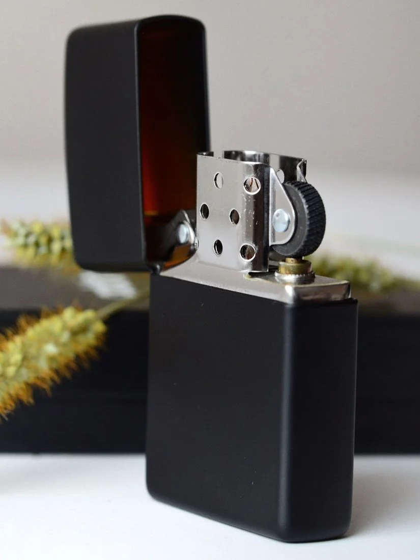 Відкрита запальничка Zippo Black Matte з видимим механізмом
